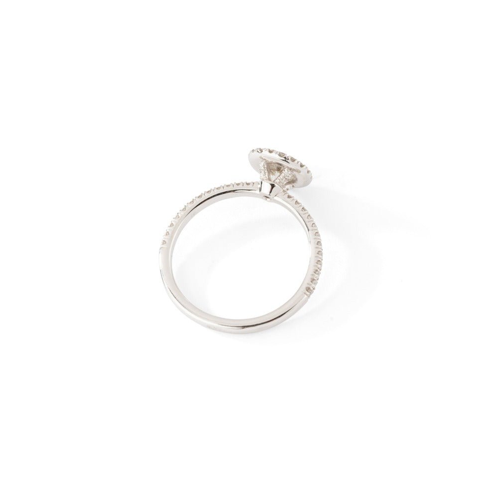 Bague de fiançailles en or blanc ornée de diamants. - Maison Eloe