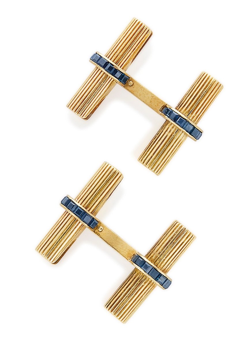VAN CLEEF & ARPELS Paire de boutons de manchette en or jaune et saphirs calibrés. - Maison Eloe