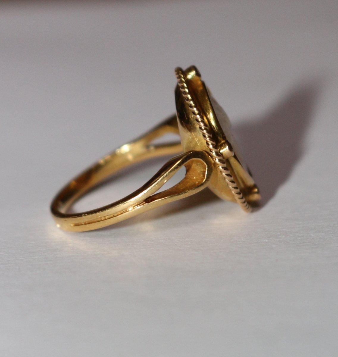 Bague ancienne camée coquille sur or jaune XIXe - Maison Eloe