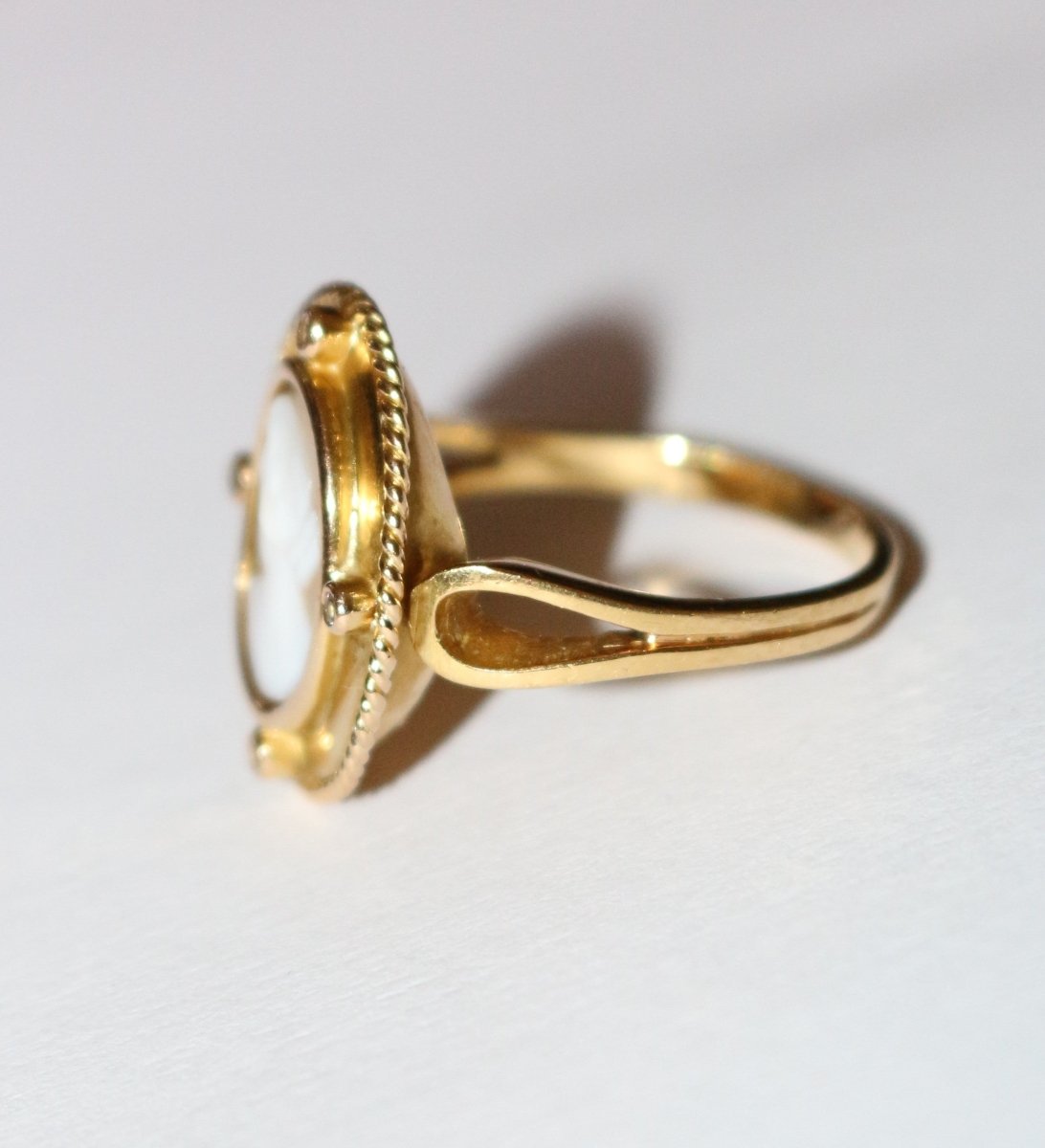 Bague ancienne camée coquille sur or jaune XIXe - Maison Eloe