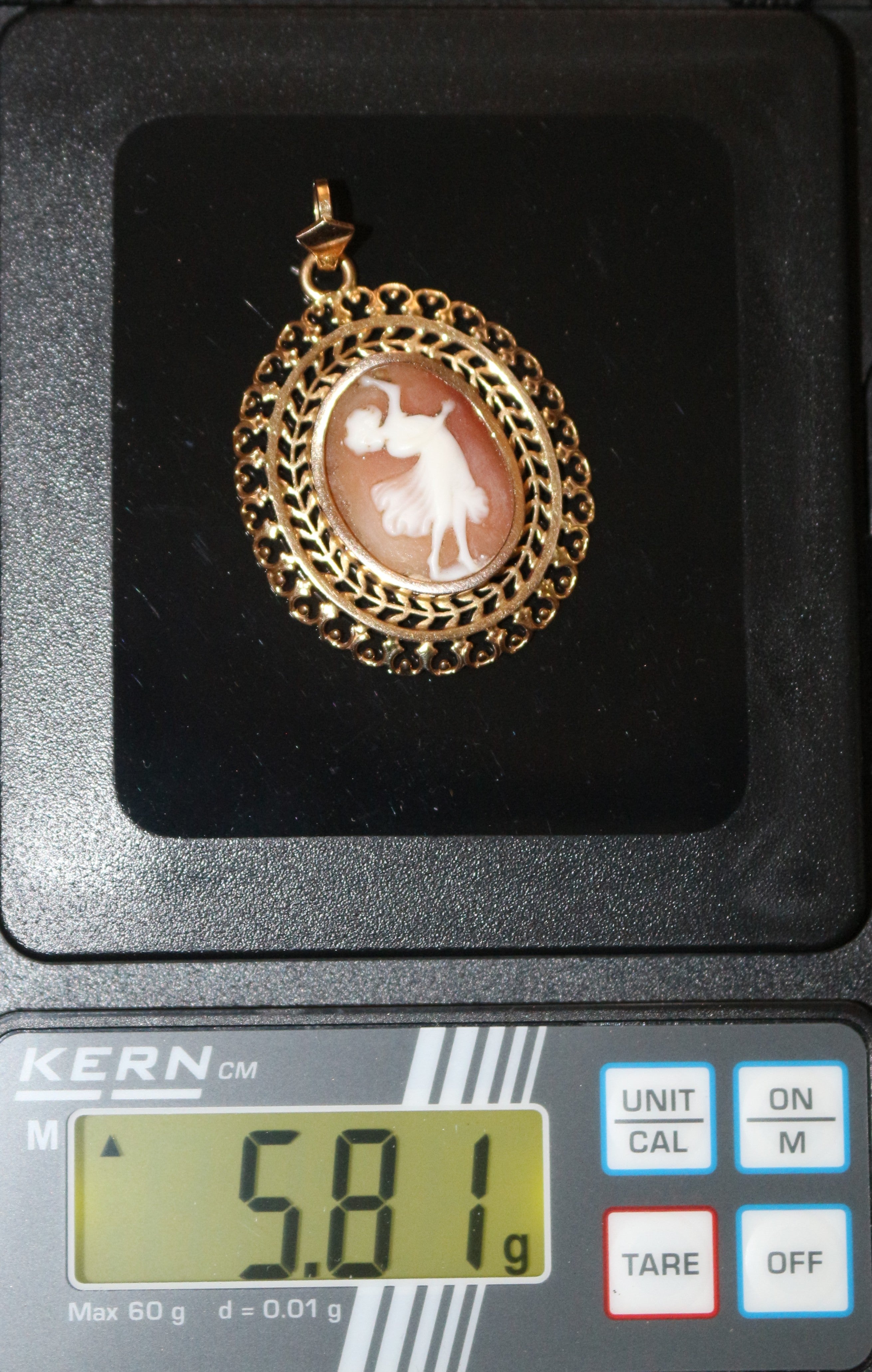 Pendentif en or jaune camée à l'antique XIXe