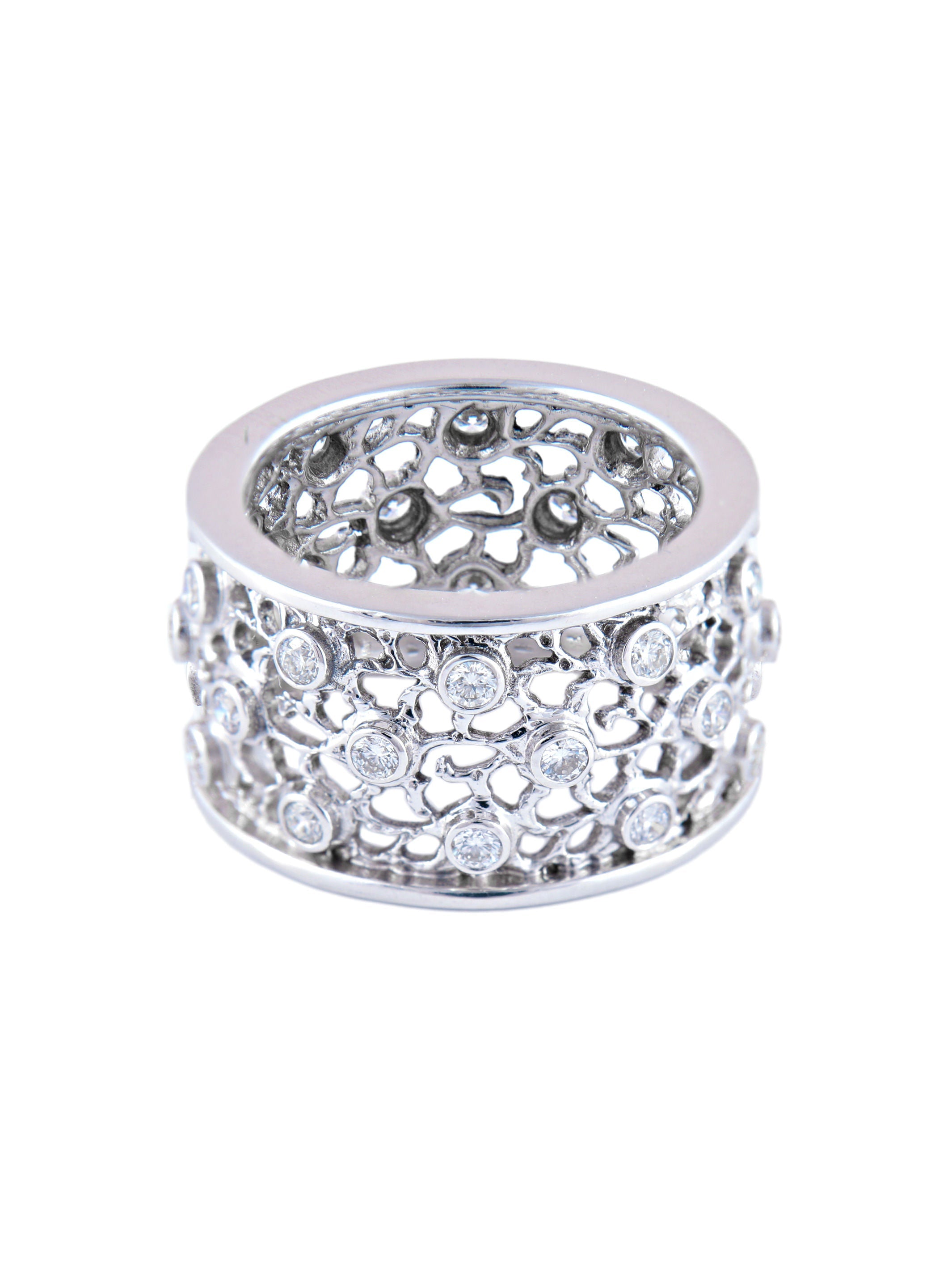 Bague bandeau en or blanc sertie de diamants.