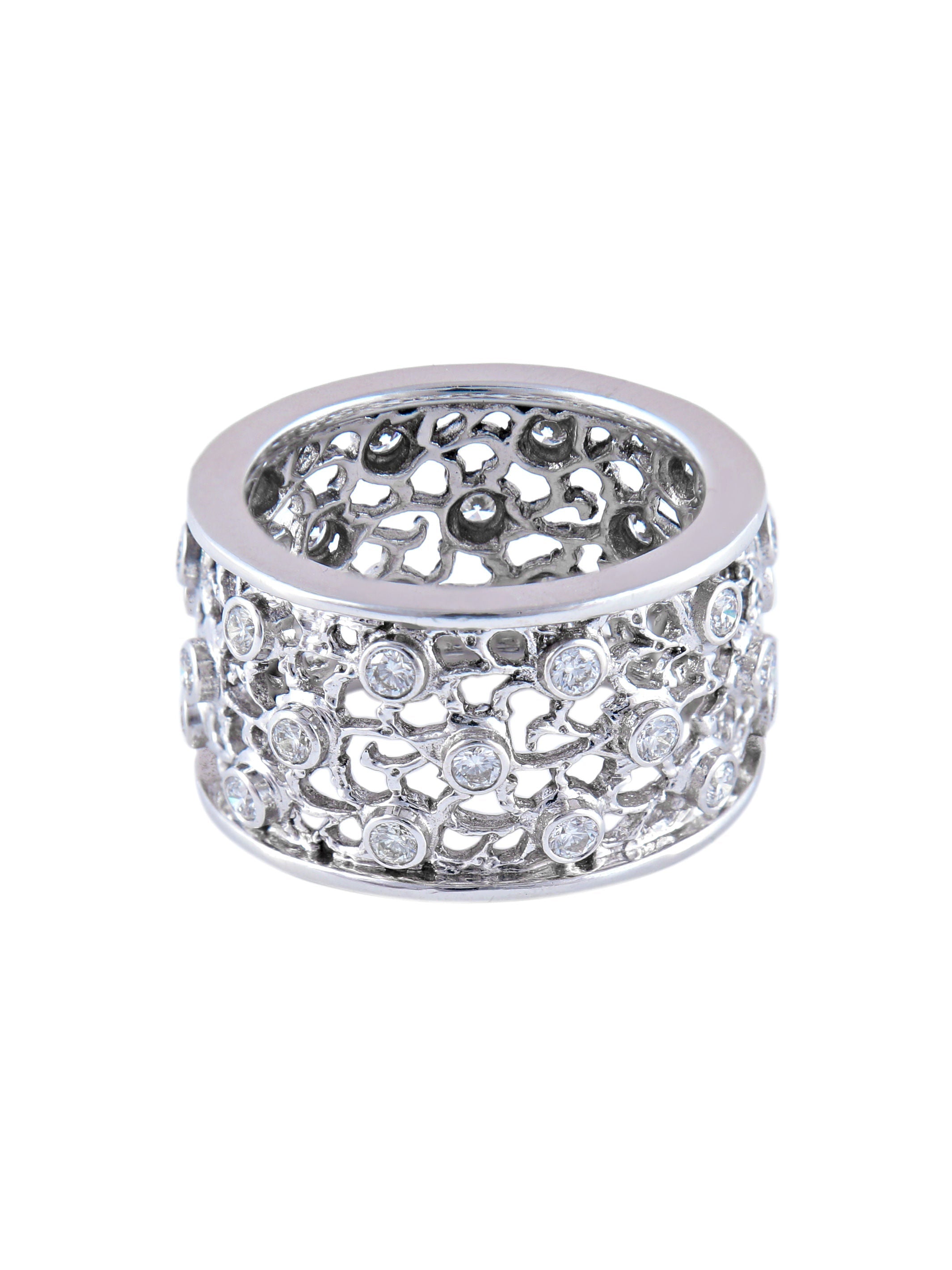 Bague bandeau en or blanc sertie de diamants.