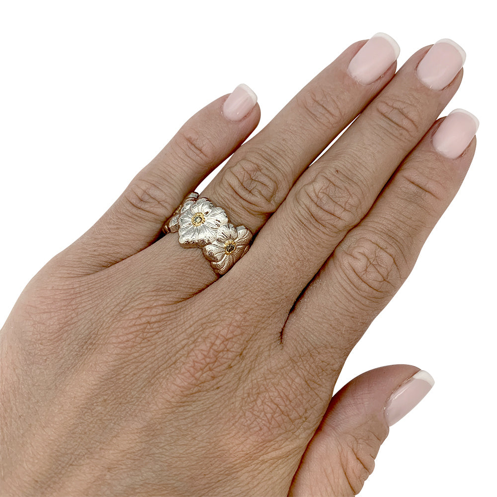Bague Buccellati, "Blossoms Gardenia", argent, or jaune, diamants bruns.