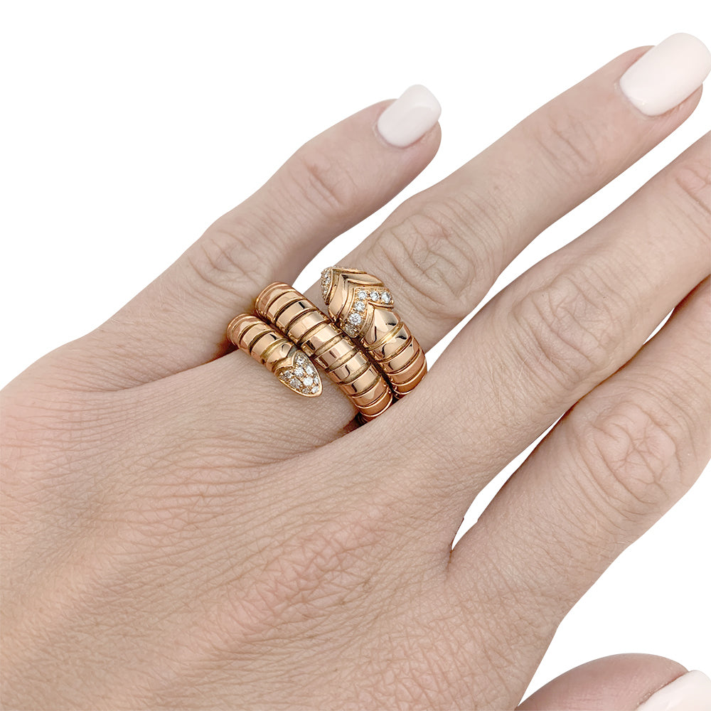 Bague Bulgari, modèle "Serpenti, en or rose et diamants.