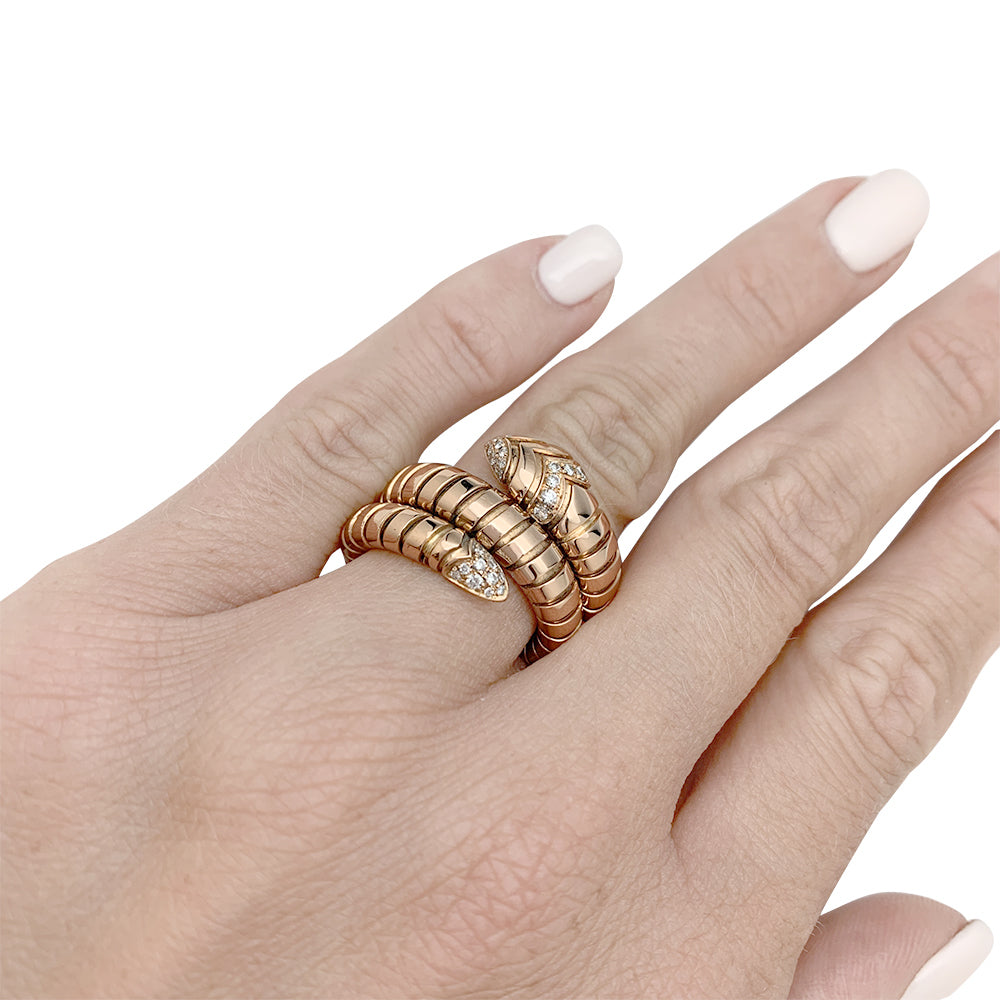 Bague Bulgari, modèle "Serpenti, en or rose et diamants.