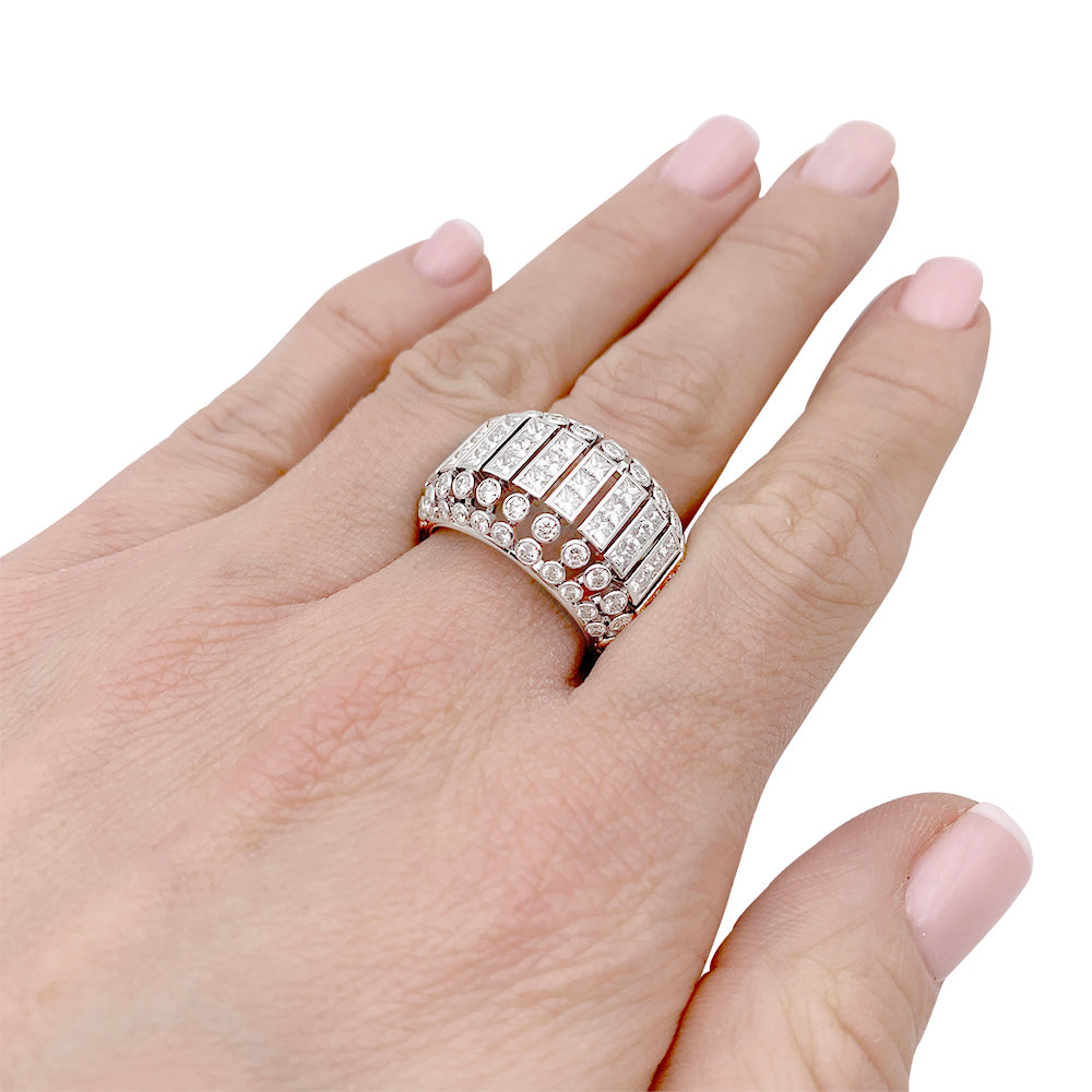 Bague Cartier, "Couronne", or blanc, diamants.