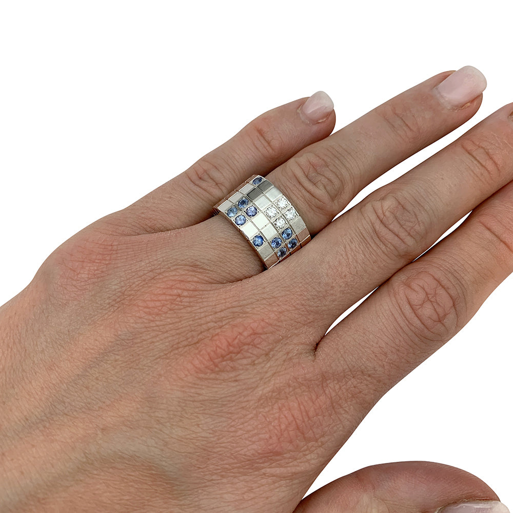 Bague Cartier "Lanière" en or blanc, diamants et saphirs.