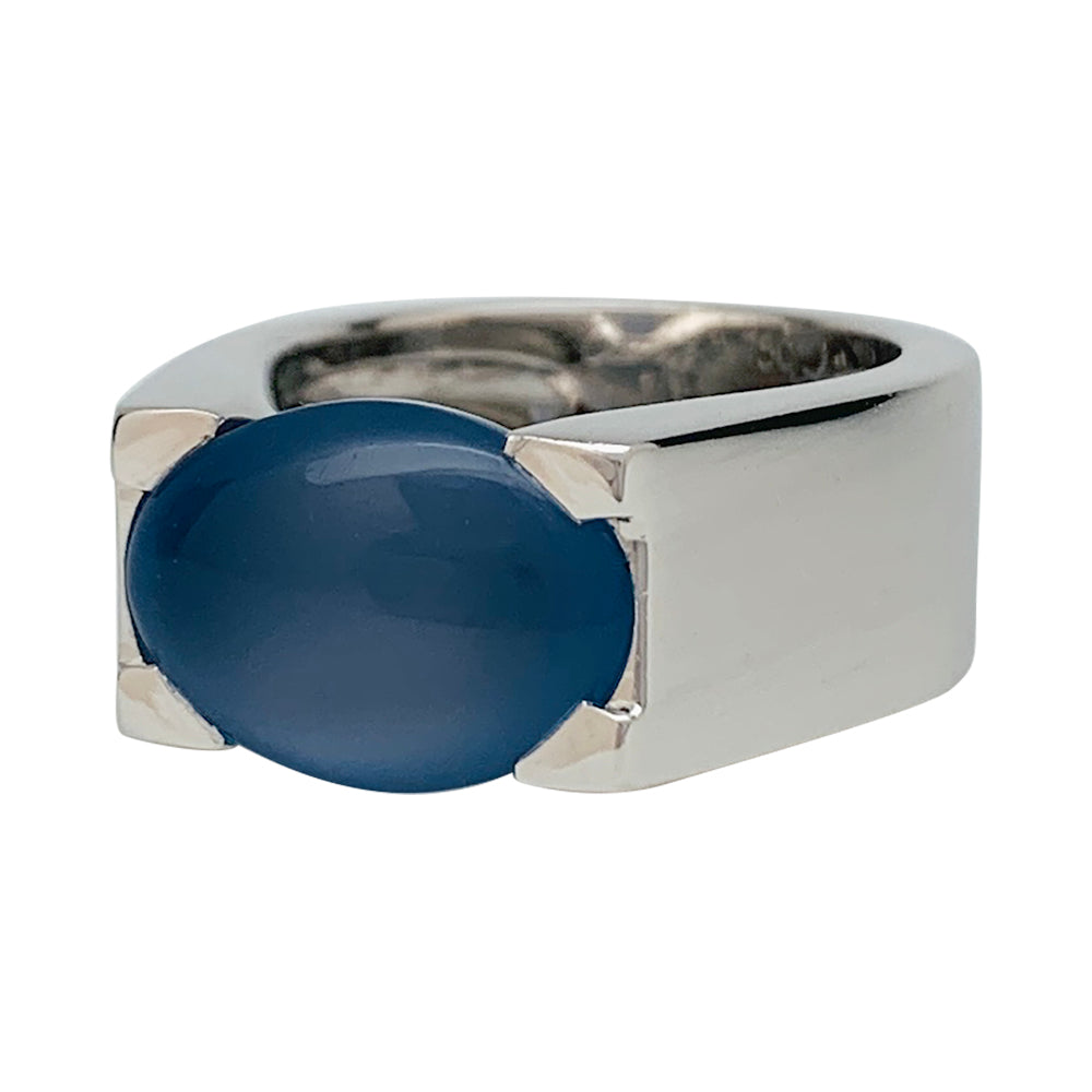 Bague Cartier, "Tankissime", or blanc, calcédoine bleue.