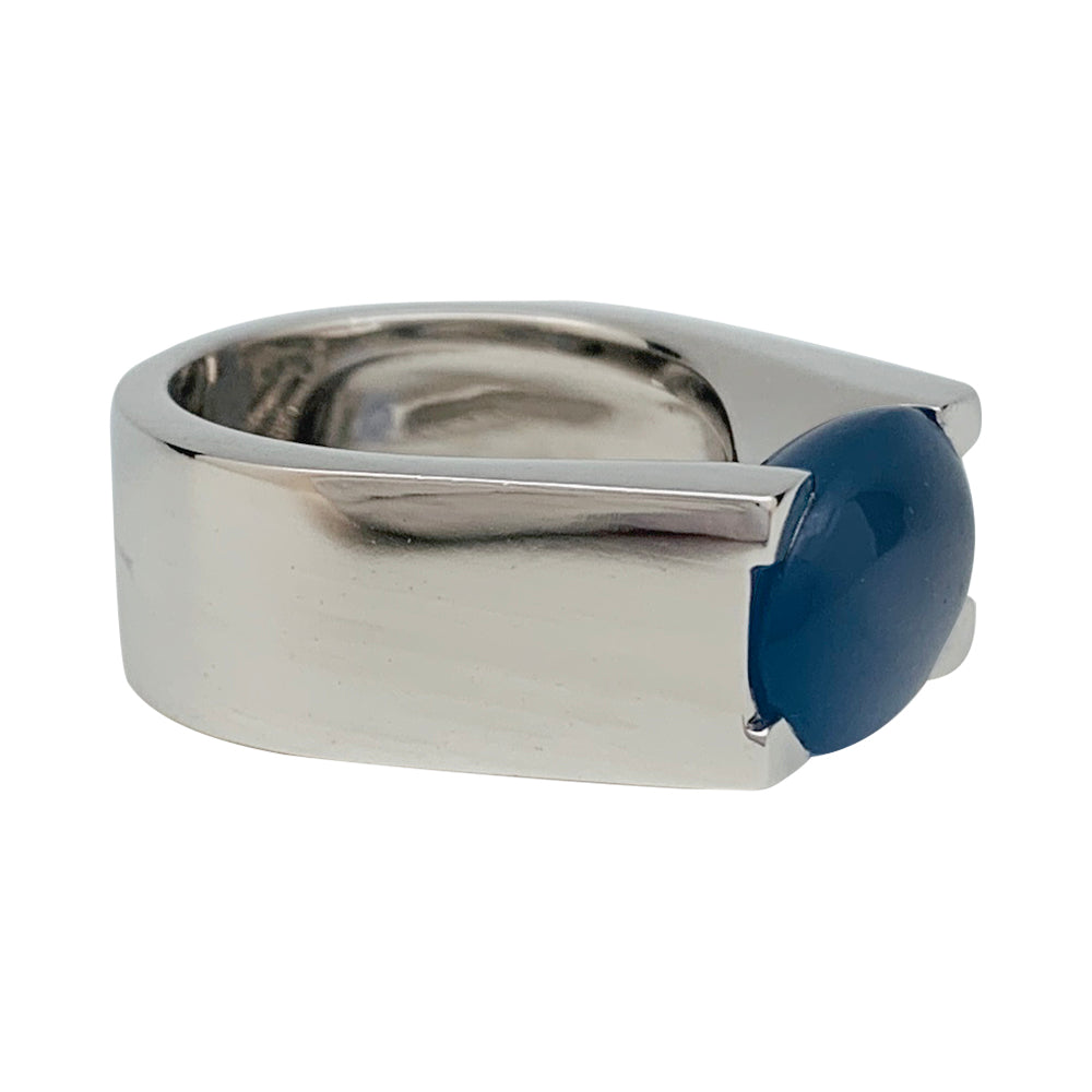 Bague Cartier, "Tankissime", or blanc, calcédoine bleue.