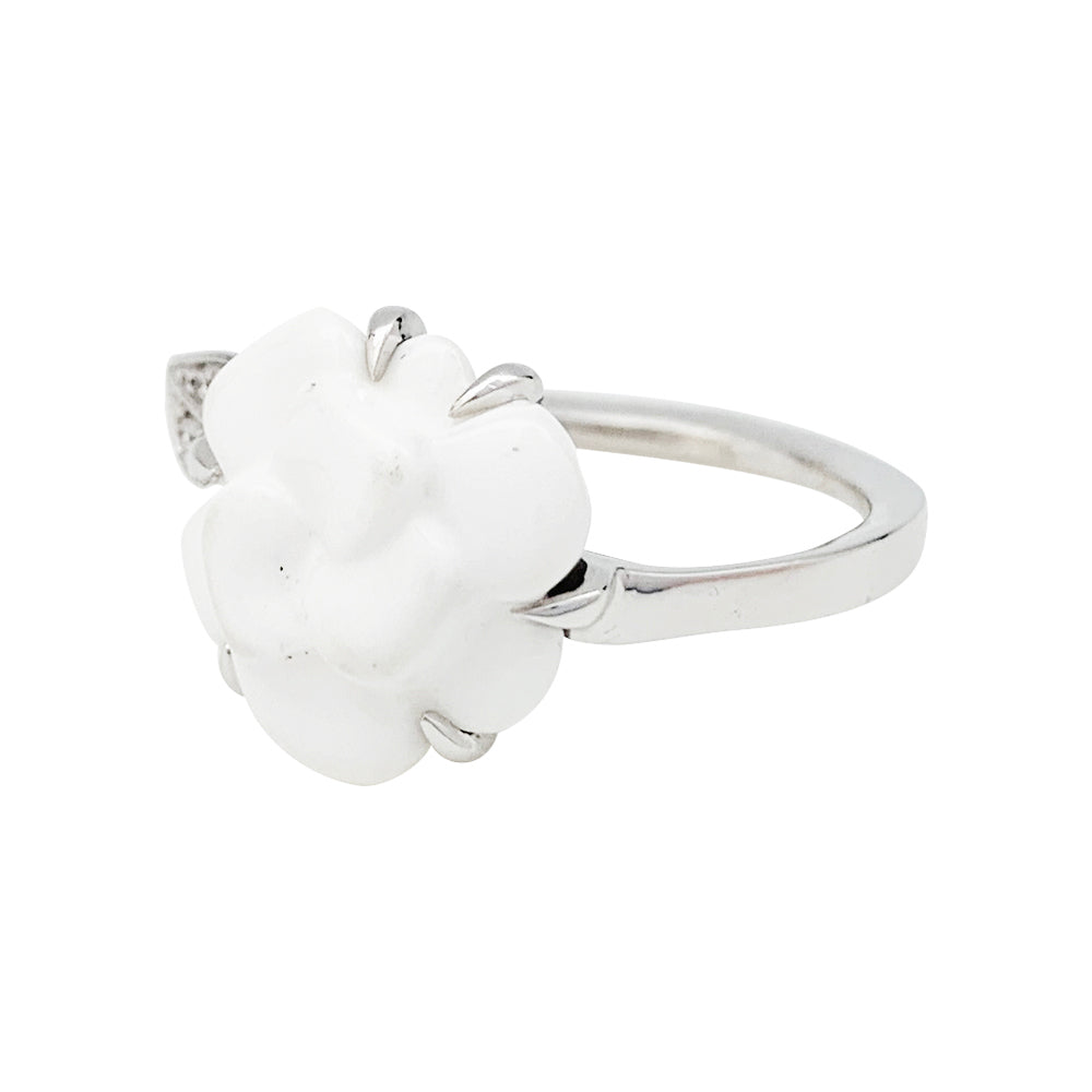 Chanel ring, "Camélia", white gold, white agate and diamonds.