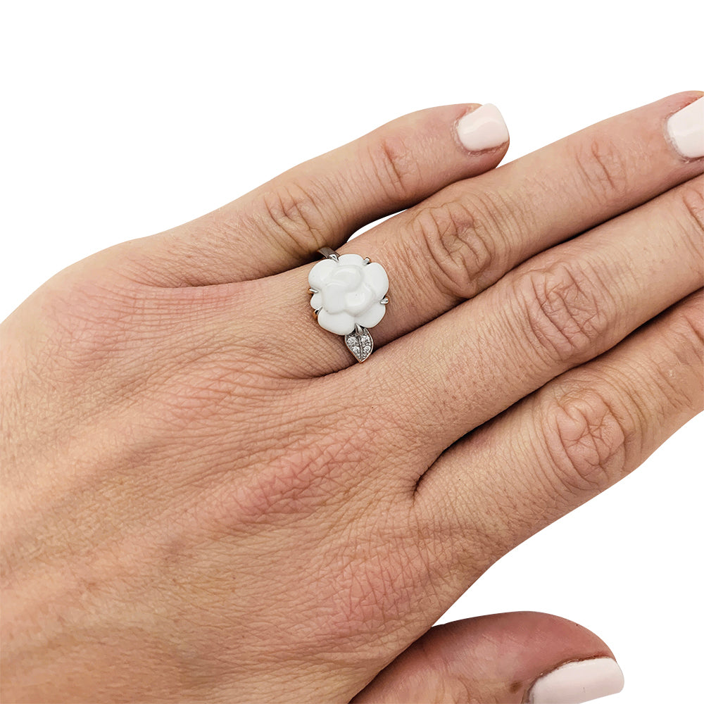 Chanel ring, "Camélia", white gold, white agate and diamonds.