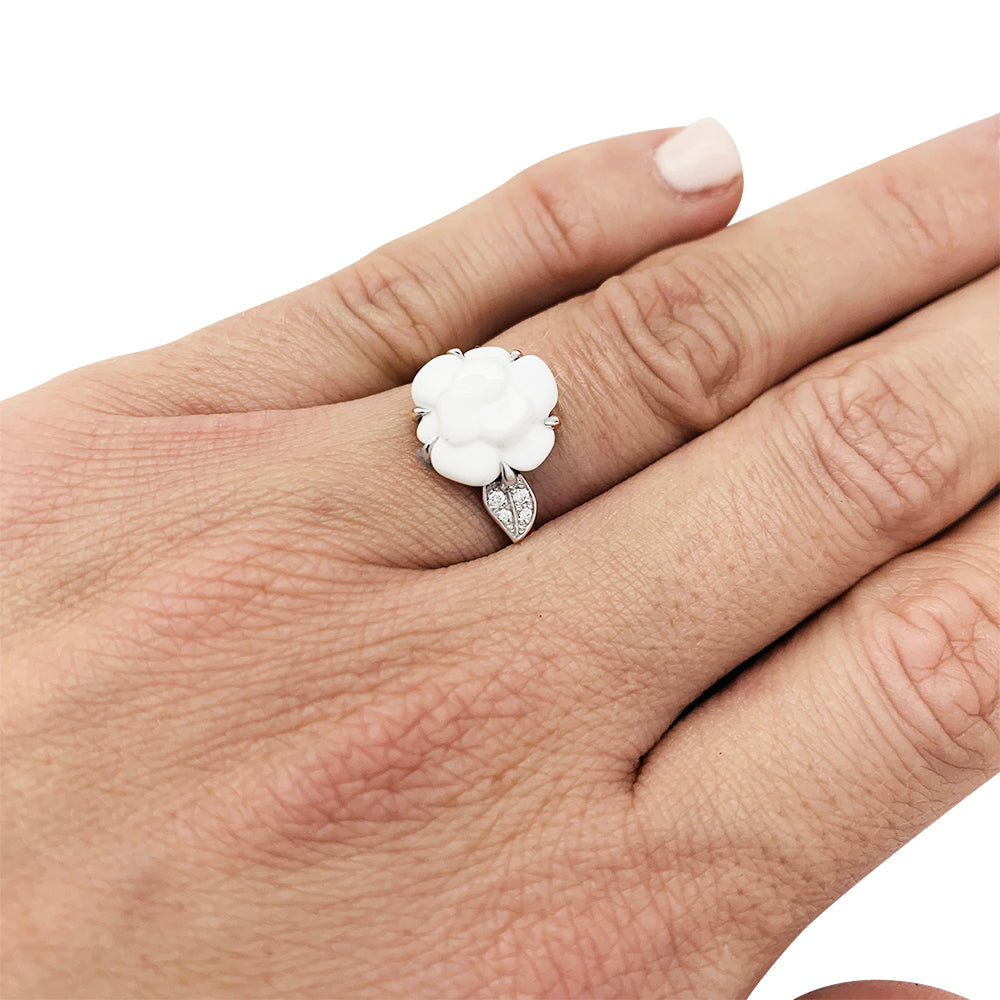 Chanel ring, "Camélia", white gold, white agate and diamonds.