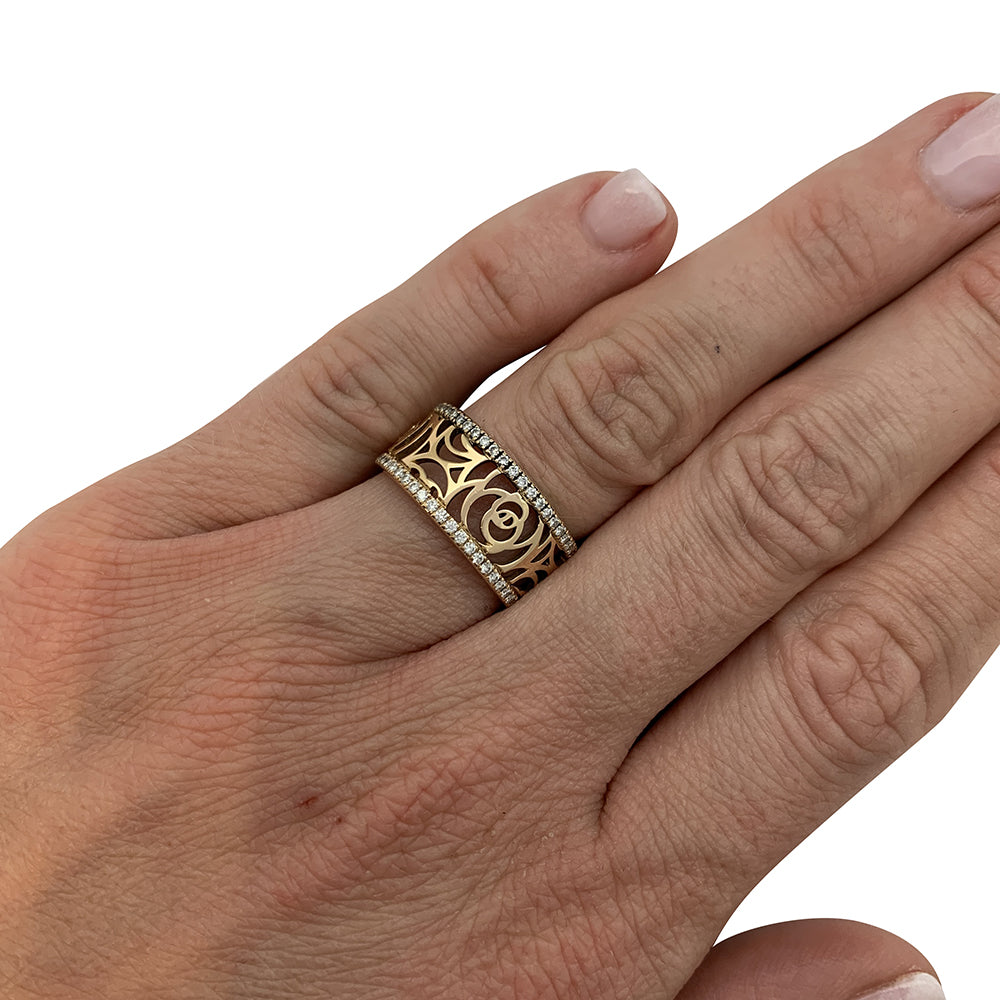 Chanel ring, "Camélia", in yellow gold, diamonds.