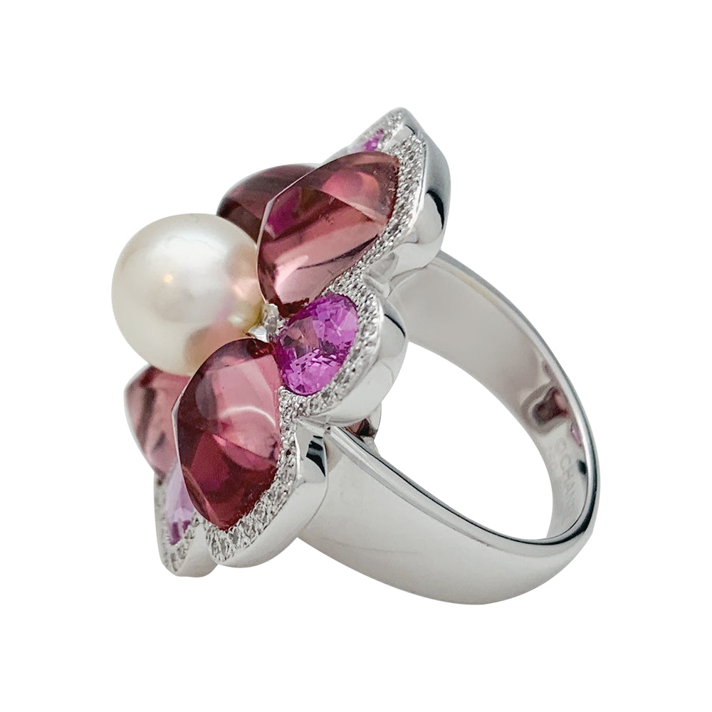 Bague Chanel, "San Marco", or blanc, perle, saphirs roses, tourmalines roses, diamants.
