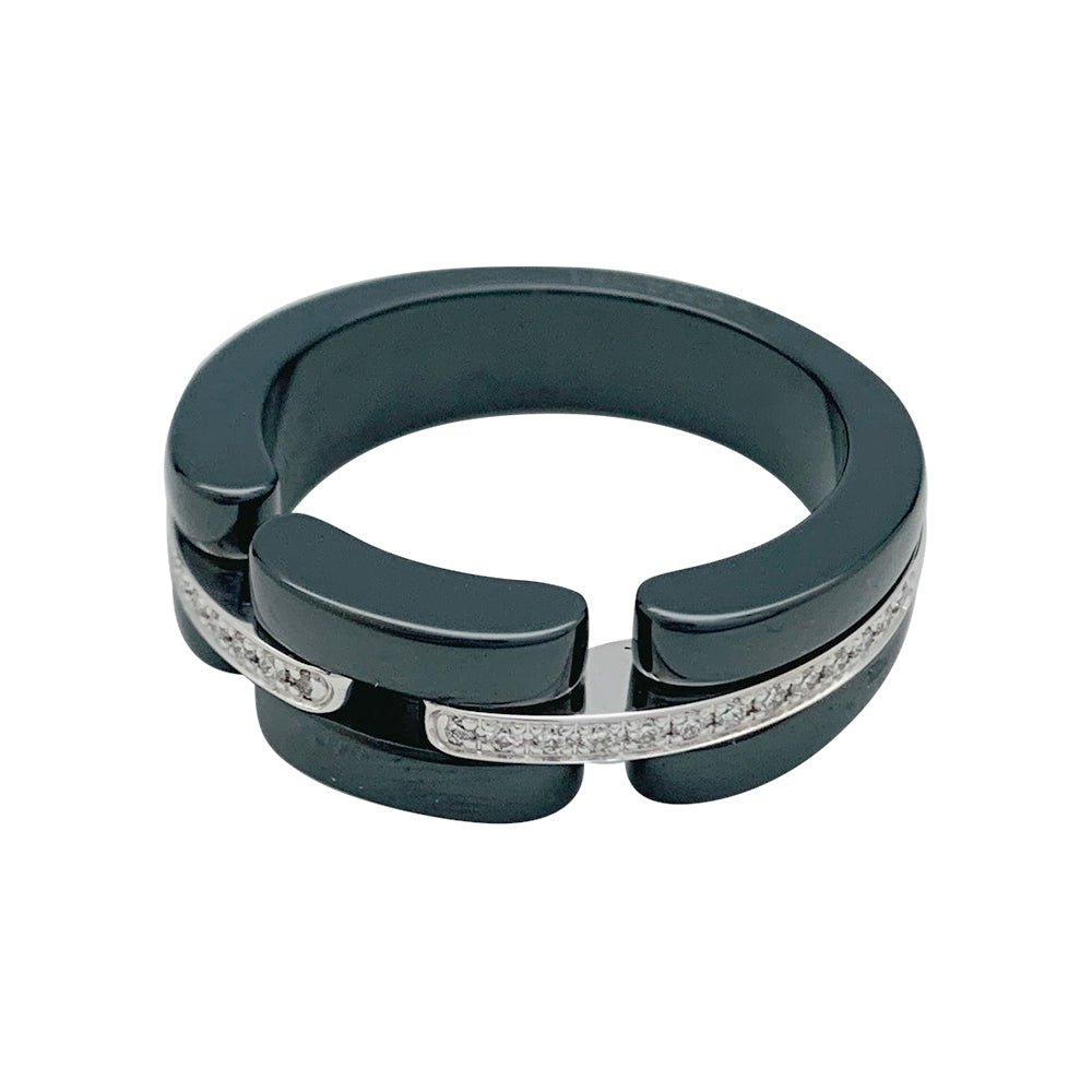 Bague Chanel "Ultra" en céramique, or blanc et diamants. - Maison Eloe