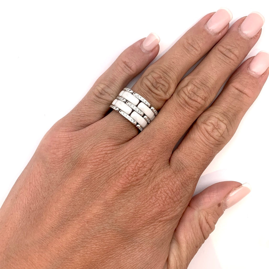 Chanel ring, "Ultra", white gold, white ceramic and diamonds.