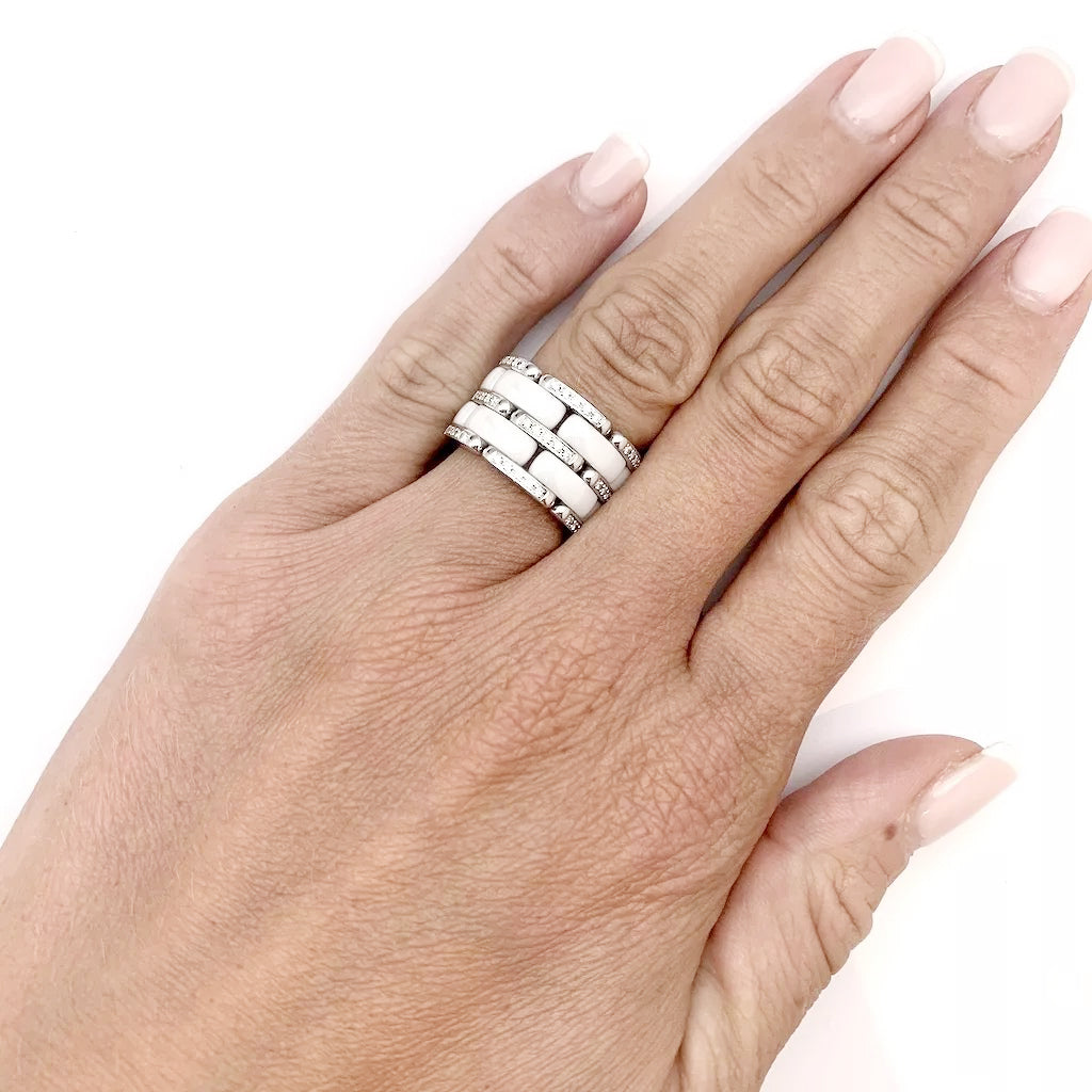 Bague Chanel, "Ultra", or blanc, céramique blanche et diamants.