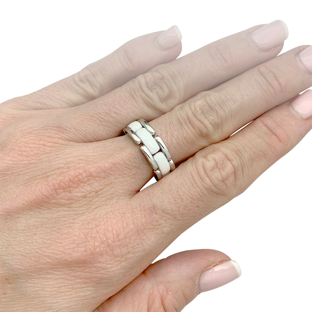 Bague Chanel, "Ultra", or blanc, céramique.