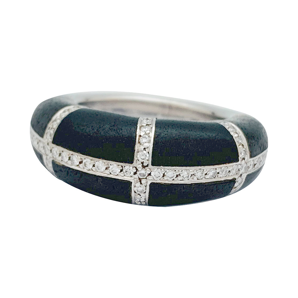 Bague Chaumet, modèle "Anneau", or blanc, diamants et ébène.