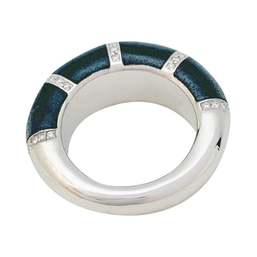 Bague Chaumet, modèle "Anneau", or blanc, diamants et ébène.