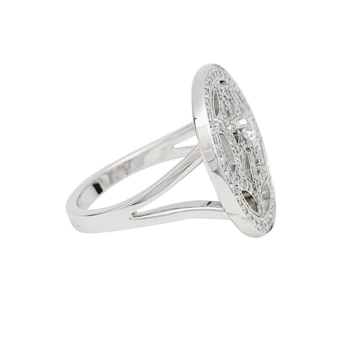 Chaumet "Catch Me" ring in white gold and diamonds.