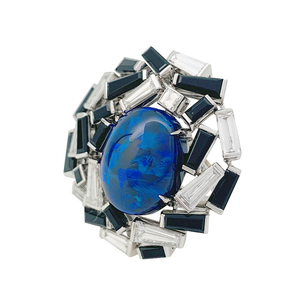 Bague Chaumet "Le Grand Frisson" en or blanc, opale de feux, diamants et onyx.