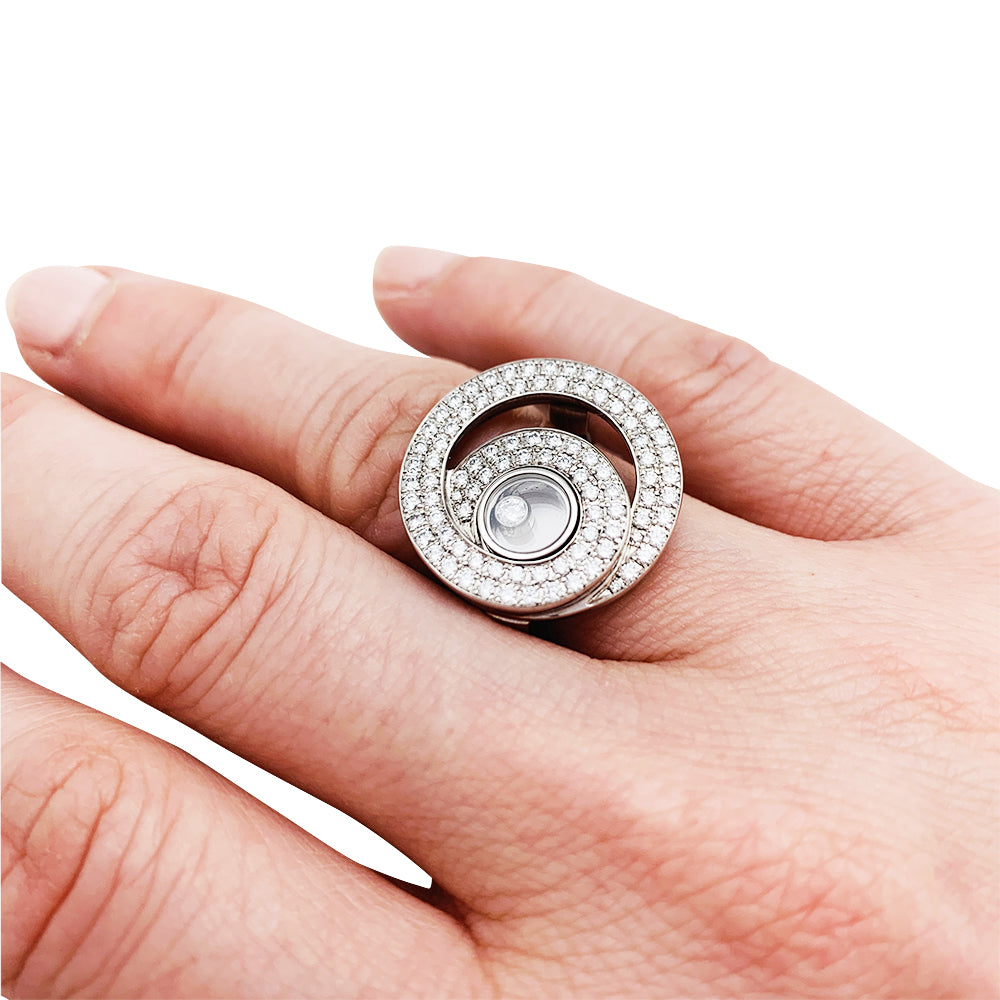 Chopard "Happy Diamonds" ring in white gold and diamonds.