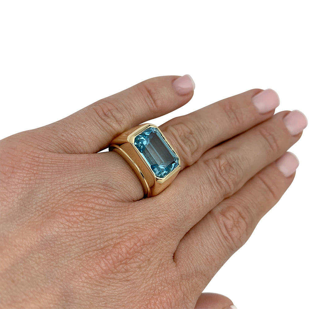 Fred ring in yellow gold and blue topaz.