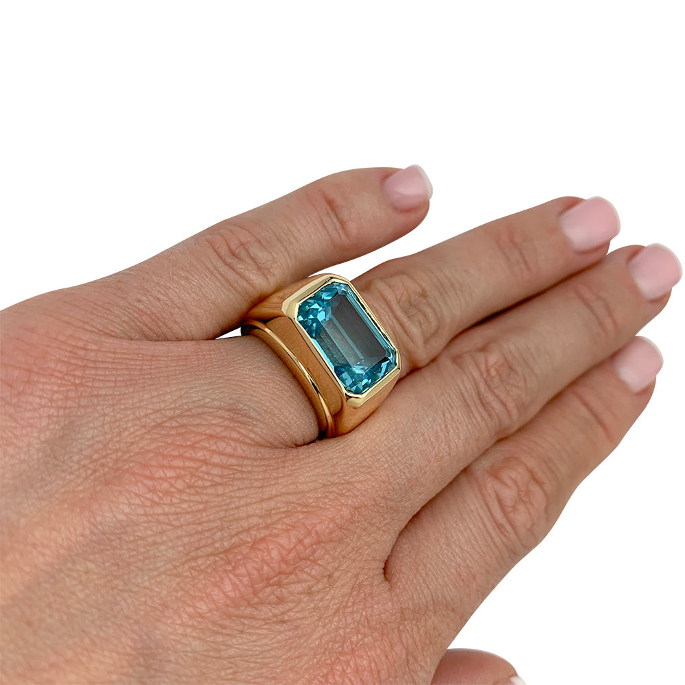 Fred ring in yellow gold and blue topaz.