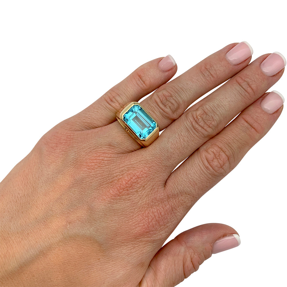Fred ring in yellow gold and blue topaz.