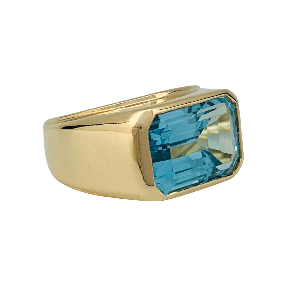 Bague Fred or jaune et topaze bleue.