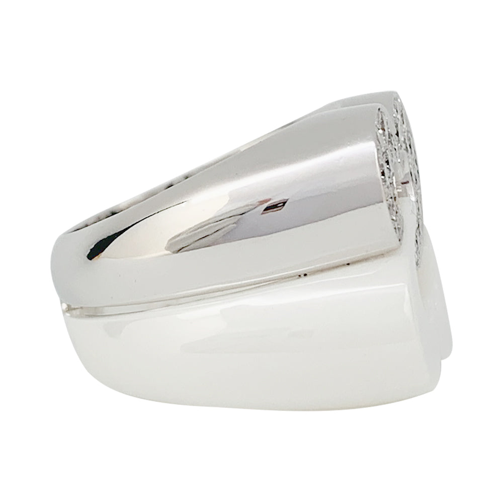 Bague Poiray "Sceau de Coeurs" en or blanc, céramique et diamants.