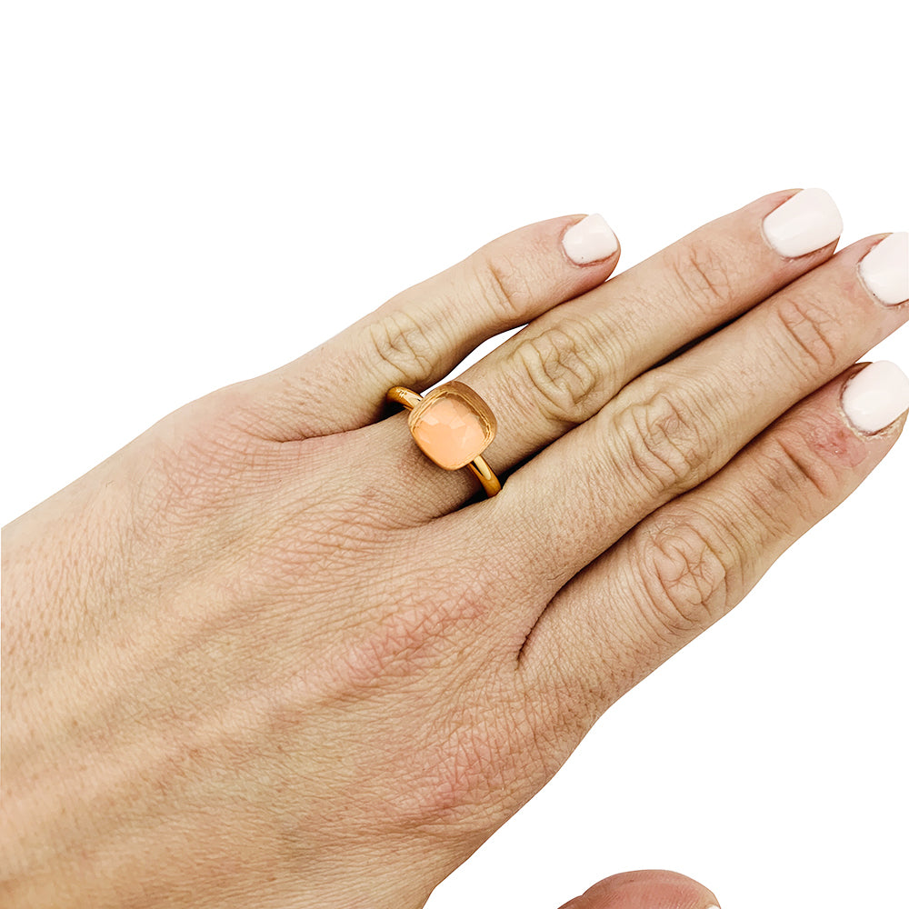 Pomellato ring, “Nudo”, pink and white gold, rose quartz.
