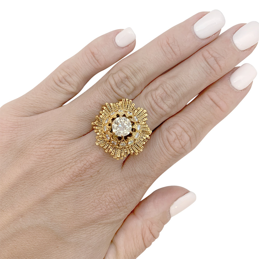 Sterlé ring in yellow gold and diamonds.