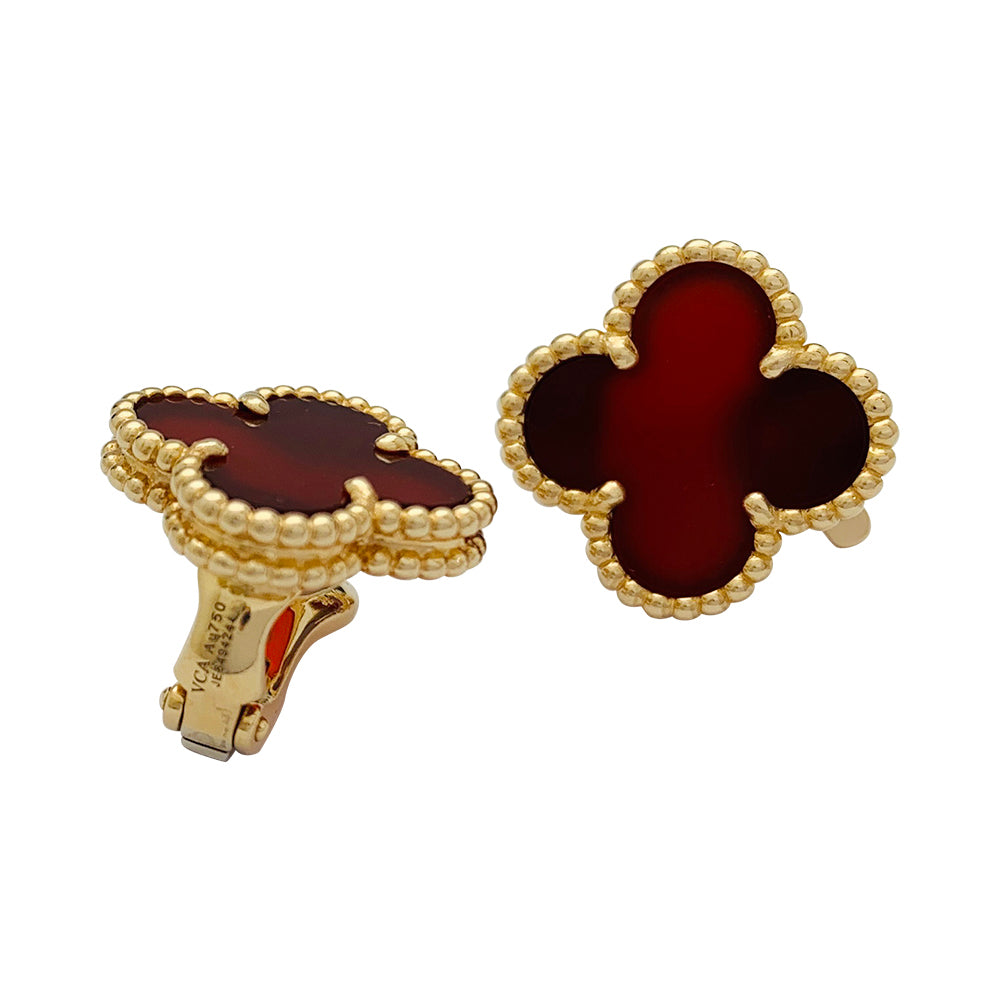 Boucles d'oreilles Van Cleef & Arpels modèle "Vintage Alhambra" en or jaune, cornaline.