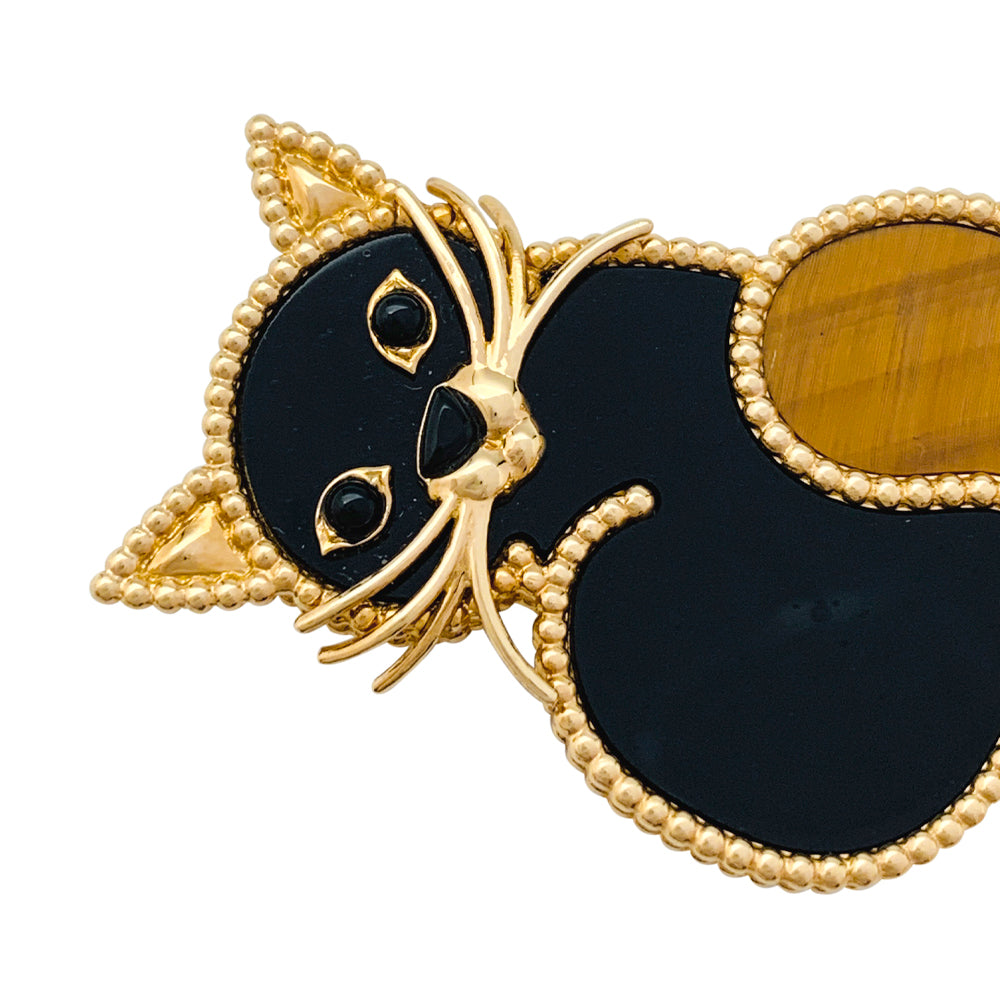 Clip Van Cleef & Arpels, "Lucky Animals Chat", en or jaune, oeil de tigre et onyx.