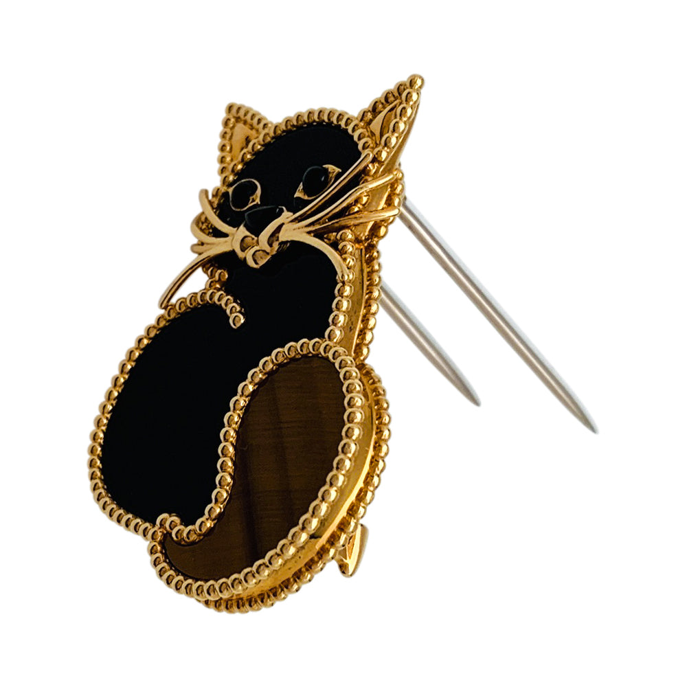 Van Cleef & Arpels clip, "Lucky Animals Chat", in yellow gold, tiger's eye and onyx.