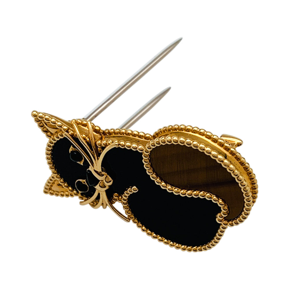 Van Cleef & Arpels clip, "Lucky Animals Chat", in yellow gold, tiger's eye and onyx.