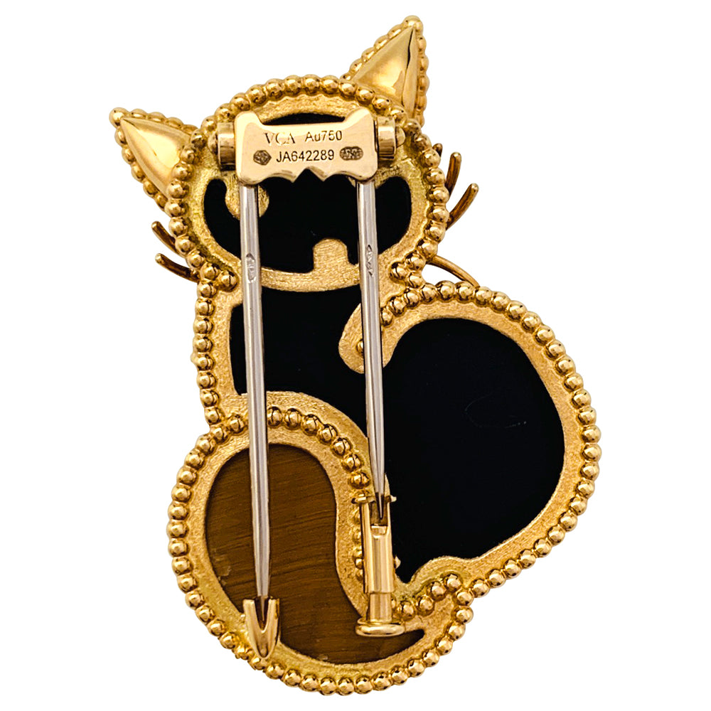 Van Cleef & Arpels clip, "Lucky Animals Chat", in yellow gold, tiger's eye and onyx.