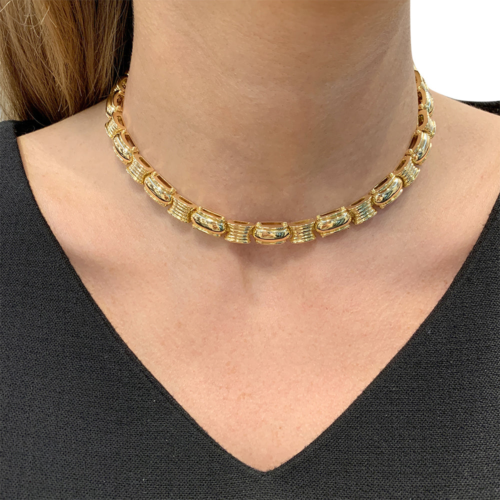 Boucheron necklace in yellow gold.