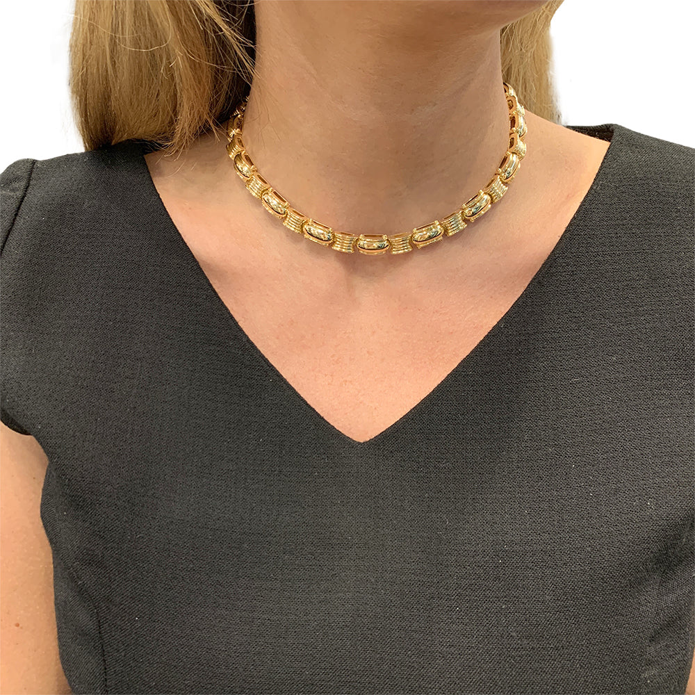 Boucheron necklace in yellow gold.
