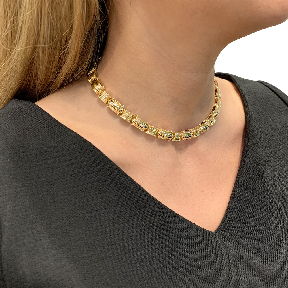 Boucheron necklace in yellow gold.