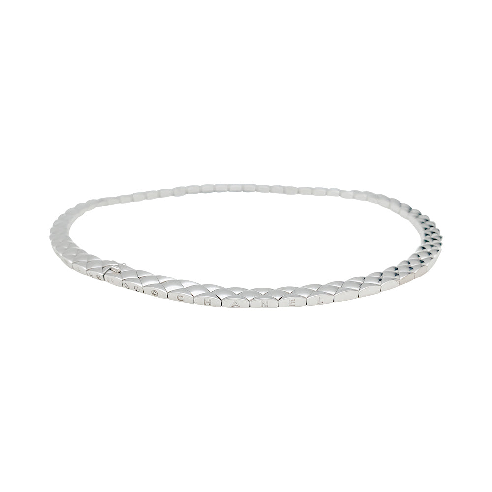 Collier Chanel, "Matelassé", or blanc.