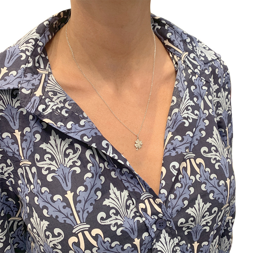 Collier et pendentif Dodo "Trèfle" en or blanc et diamants.