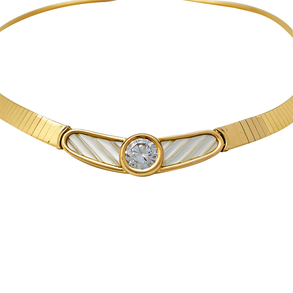 Iconic Collier Mauboussin, Collection "Nadia", or, nacre, et diamant central 1,42 carat.
