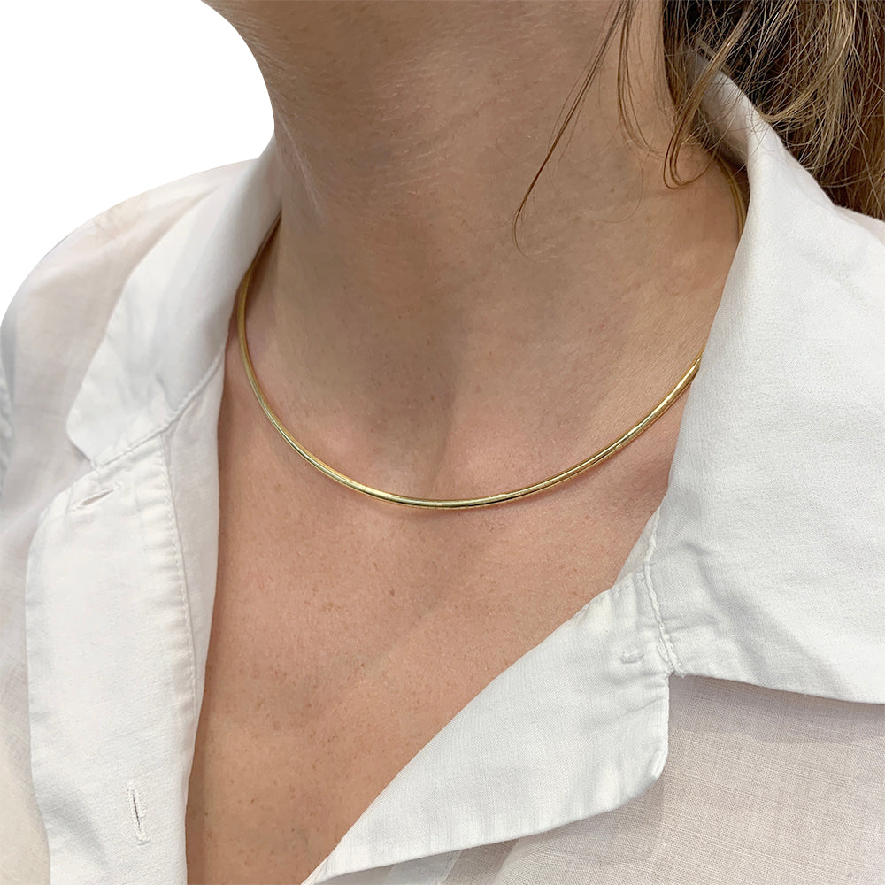 Stern omega necklace in yellow gold and diamonds.