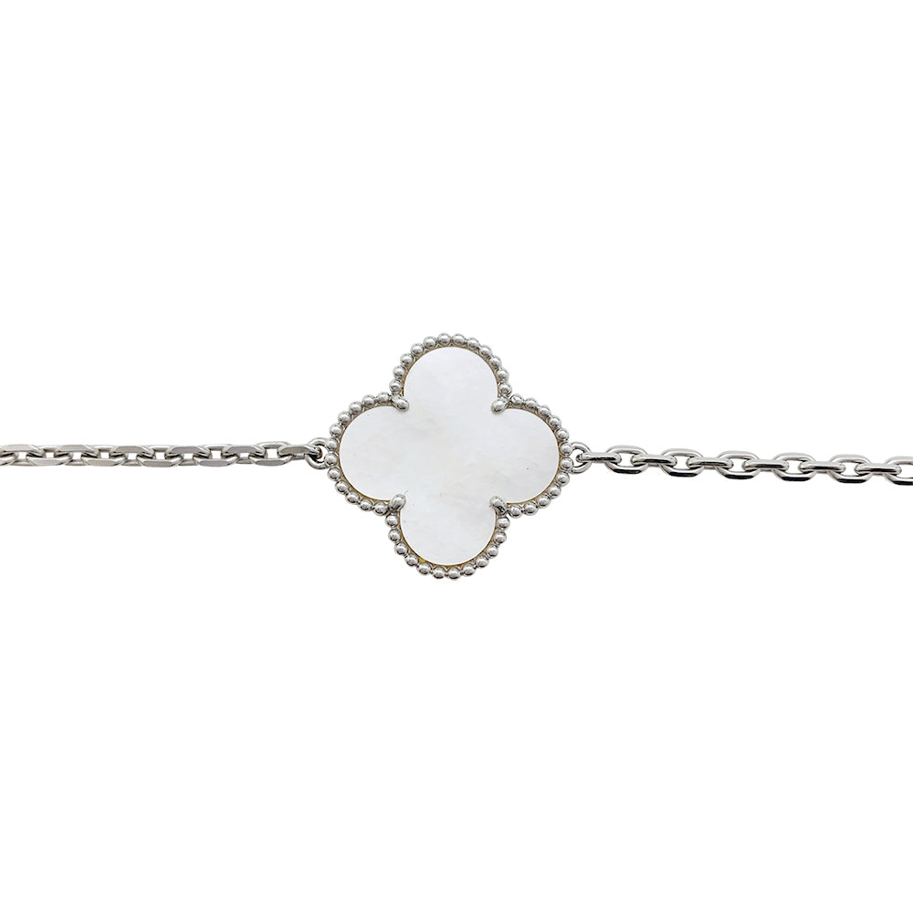 Sautoir Van Cleef & Arpels, "Magic Alhambra", en or blanc, calcédoine et nacre.