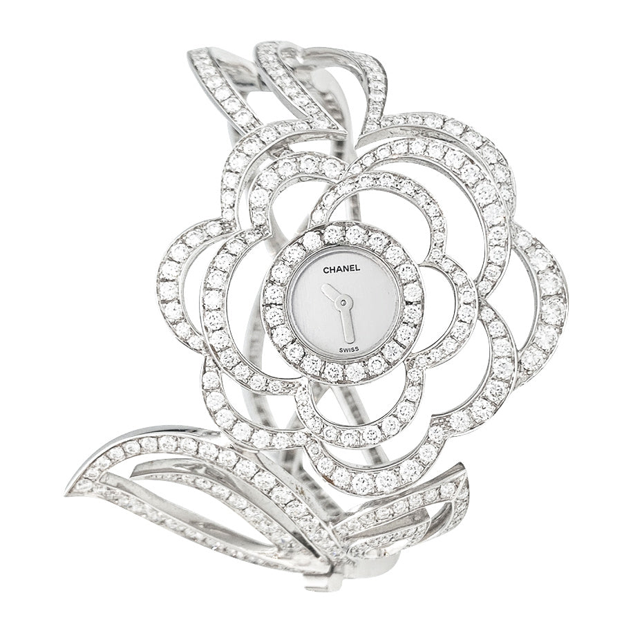 Exceptionnelle Chanel "Fil de Camélia" montre en or blanc et diamants.