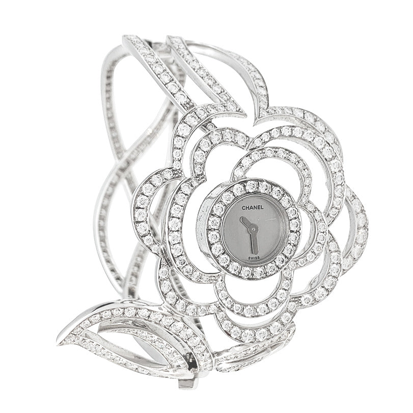Exceptionnelle Chanel "Fil de Camélia" montre en or blanc et diamants.